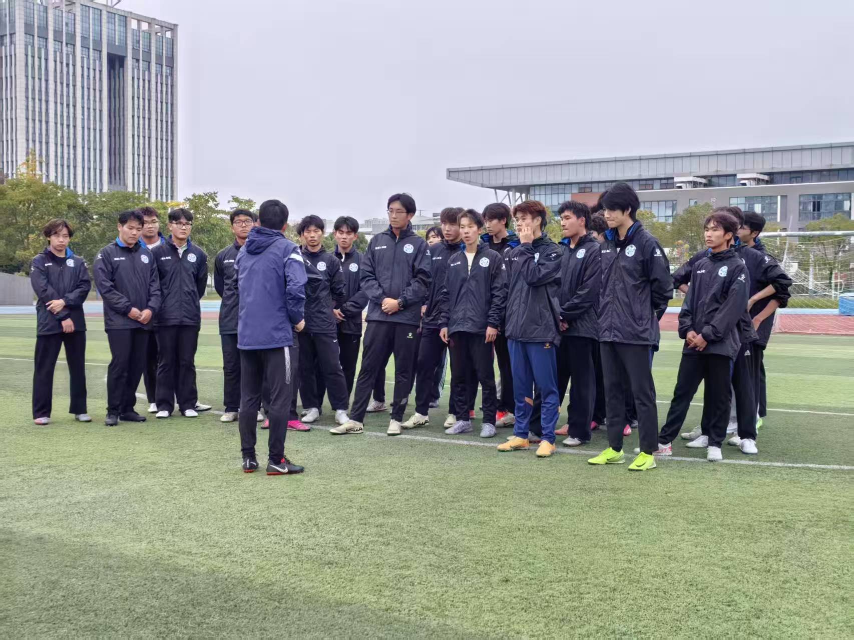 教练组临场调度受关注关键时刻换人策略或将决定比赛走向