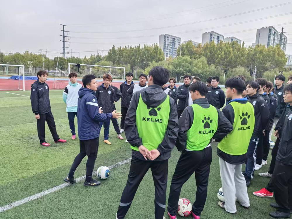 教练战术博弈升级数据分析驱动比赛风格变革联盟规则调整影响深远